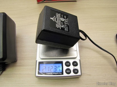 A Fonte de Alimentação que veio com meu Atari 2600 dos EUA na balança de precisão