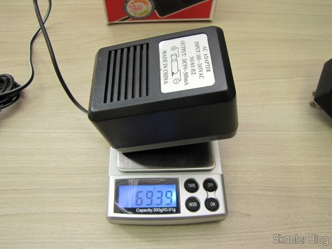 A Fonte de Alimentação para Atari 2600 da Retro-bit na balança de precisão