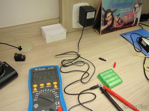 A Fonte de Alimentação para Atari 2600 da Retro-bit testada no multímetro