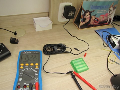 A Fonte de Alimentação que veio com meu Atari 2600 dos EUA testada no multímetro