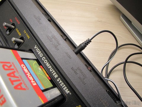 A Fonte de Alimentação para Atari 2600 da Retro-bit em funcionamento