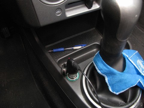 Carregador de Celular Veícular c/ saída Micro USB (Car Charger for Samsung I9100 Galaxy S2 (DC12-24V)) em funcionamento