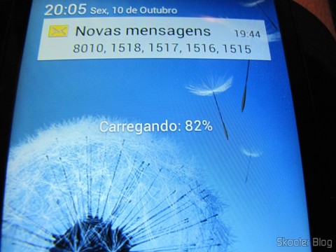Samsung Galaxy Grand Duos sendo carregado com o Carregador de Celular Veícular c/ saída Micro USB (Car Charger for Samsung I9100 Galaxy S2 (DC12-24V))