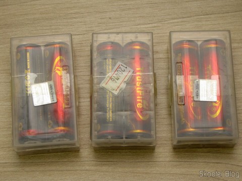 DealExtreme (DX): Baterias de Íons de Lítio Recarregáveis 18650 TrustFire Protegidas 3.7V "3000mAh" 6 Baterias de Íons de Lítio Recarregáveis 18650 TrustFire Protegidas 3.7V "3000mAh" (TrustFire Protected 18650 3.7V "3000mAh" Rechargeable Li-ion Batteries (Pair)) em seus estojos
