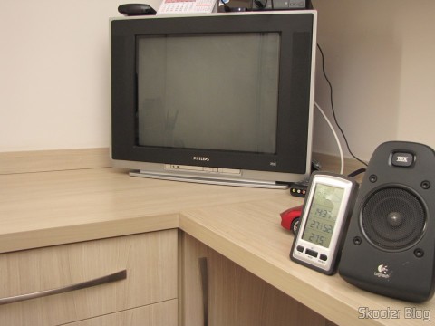 TV CRT Philips 20" onde o Mega Drive III foi instalado