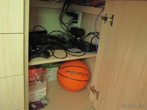 O Mega Drive III instalado dentro do armário