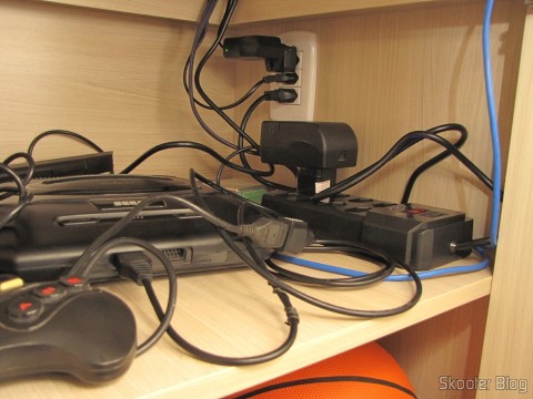 O Mega Drive III instalado dentro do armário