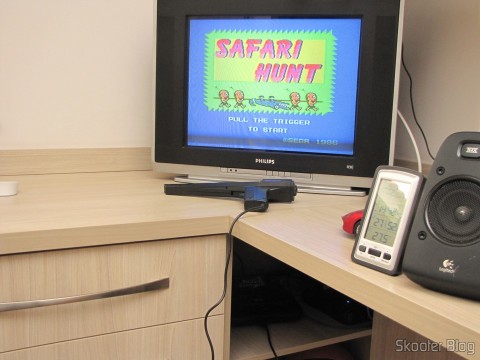 O Mega Drive III instalado dentro do armário