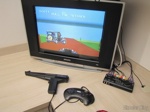 O Mega Drive III em funcionamento com os jogos de Master System que usam a Pistola Light Phaser