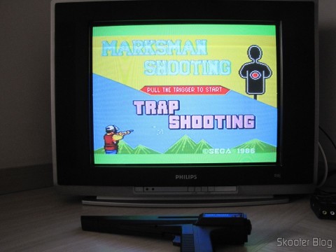 O Mega Drive III em funcionamento com os jogos de Master System que usam a Pistola Light Phaser