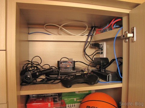 O Mega Drive III instalado dentro do armário