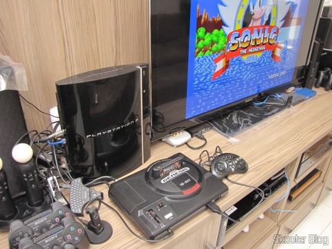 Sega Genesis agora em cima do rack, junto ao Playstation 3