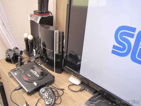 Sega Genesis agora em cima do rack, junto ao Playstation 3