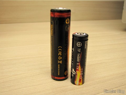 DealExtreme (DX): Baterias de Íons de Lítio Recarregáveis 18650 TrustFire Protegidas 3.7V "3000mAh" 9 Comparando uma das Baterias de Íons de Lítio Recarregáveis 18650 TrustFire Protegidas 3.7V "3000mAh" (TrustFire Protected 18650 3.7V "3000mAh" Rechargeable Li-ion Batteries (Pair)) com uma Bateria 14500