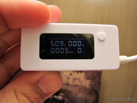 Testador de Tensão, Corrente, Carga e Transmissão de Dados USB com display LCD (LCD Display USB Power Charger Data Transmit Current Voltage Tester + Capacity Tester – White),, em funcionamento