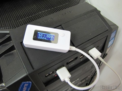 Testador de Tensão, Corrente, Carga e Transmissão de Dados USB com display LCD (LCD Display USB Power Charger Data Transmit Current Voltage Tester + Capacity Tester – White),, em funcionamento