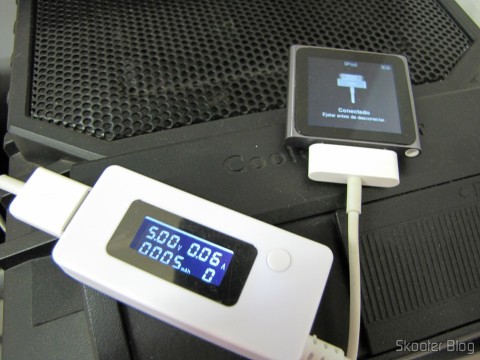 Testador de Tensão, Corrente, Carga e Transmissão de Dados USB com display LCD (LCD Display USB Power Charger Data Transmit Current Voltage Tester + Capacity Tester – White),, em funcionamento