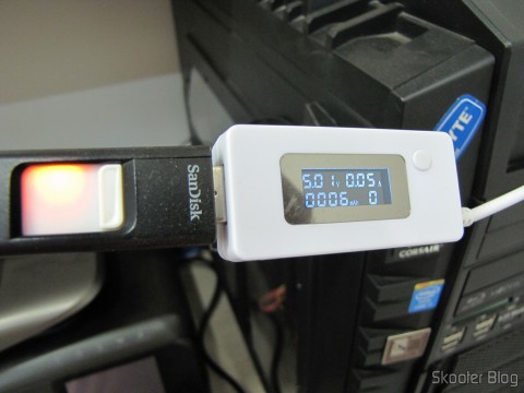 Testador de Tensão, Corrente, Carga e Transmissão de Dados USB com display LCD (LCD Display USB Power Charger Data Transmit Current Voltage Tester + Capacity Tester – White),, em funcionamento