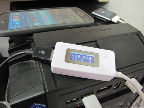 Testador de Tensão, Corrente, Carga e Transmissão de Dados USB com display LCD (LCD Display USB Power Charger Data Transmit Current Voltage Tester + Capacity Tester – White),, em funcionamento