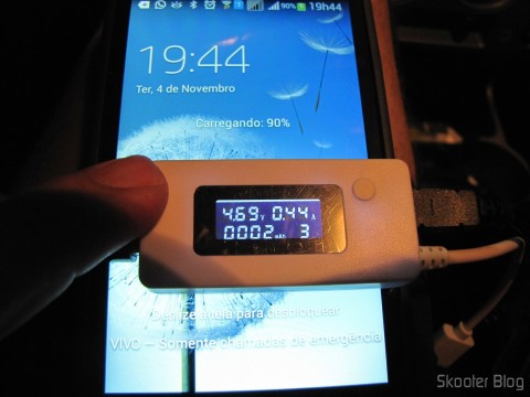 Testador de Tensão, Corrente, Carga e Transmissão de Dados USB com display LCD (LCD Display USB Power Charger Data Transmit Current Voltage Tester + Capacity Tester – White),, em funcionamento