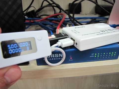 Testador de Tensão, Corrente, Carga e Transmissão de Dados USB com display LCD (LCD Display USB Power Charger Data Transmit Current Voltage Tester + Capacity Tester – White),, em funcionamento