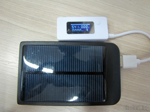 Testador de Tensão, Corrente, Carga e Transmissão de Dados USB com display LCD (LCD Display USB Power Charger Data Transmit Current Voltage Tester + Capacity Tester – White),, em funcionamento