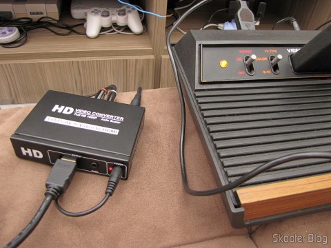 Conversor de Video Componente (YPbPr), S-Video, Video Composto (CVBS) e Áudio Estéreo para HDMI (YPbPr + CVBS + S-video to HDMI Video Converter - Black (100~240V)) em funcionamento