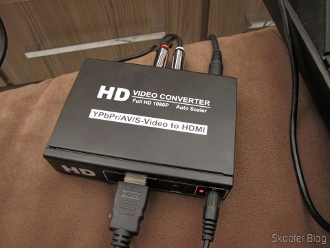 Conversor de Video Componente (YPbPr), S-Video, Video Composto (CVBS) e Áudio Estéreo para HDMI (YPbPr + CVBS + S-video to HDMI Video Converter - Black (100~240V)) em funcionamento