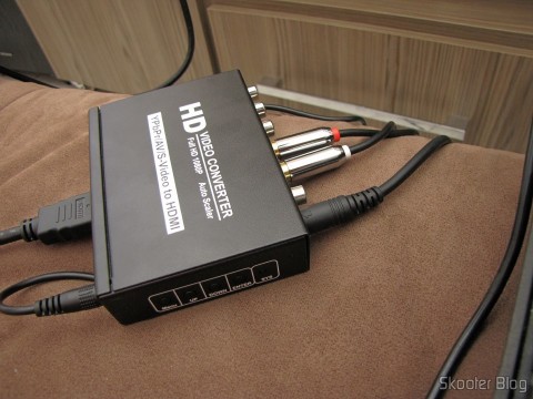 Conversor de Video Componente (YPbPr), S-Video, Video Composto (CVBS) e Áudio Estéreo para HDMI (YPbPr + CVBS + S-video to HDMI Video Converter - Black (100~240V)) em funcionamento