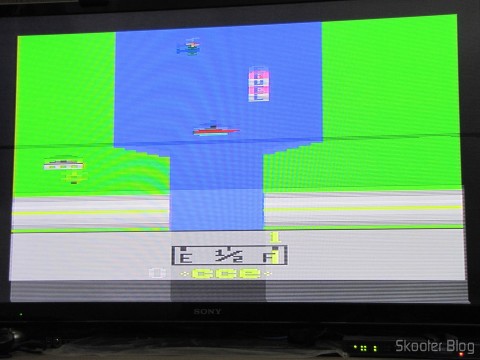 Conversor de Video Componente (YPbPr), S-Video, Video Composto (CVBS) e Áudio Estéreo para HDMI (YPbPr + CVBS + S-video to HDMI Video Converter - Black (100~240V)) exibindo a imagem do Atari 2600 obtida pela entrada S-Video