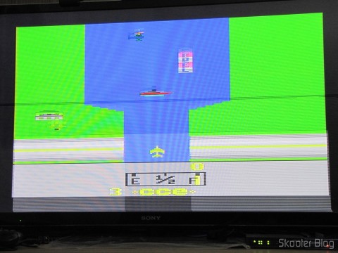Conversor de Video Componente (YPbPr), S-Video, Video Composto (CVBS) e Áudio Estéreo para HDMI (YPbPr + CVBS + S-video to HDMI Video Converter - Black (100~240V)) exibindo a imagem do Atari 2600 obtida pela entrada S-Video