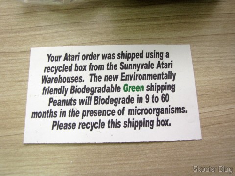 Caixa reciclada da própria Atari e "amendoins" verdes biodegradáveis