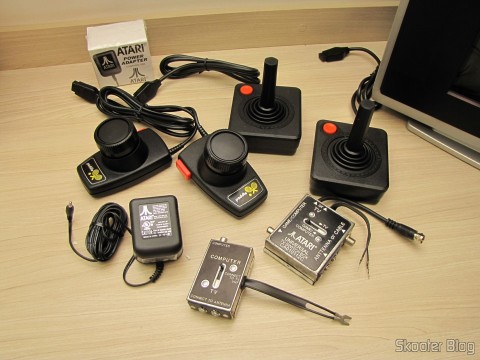Os joysticks, paddles, chaves comutadoras e fonte do Atari 2600