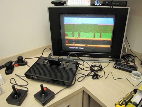 Atari 2600 utilizando o US Universal Deluxe Cable Ready TV Switchbox