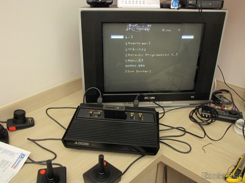 Atari 2600 utilizando o US Universal Deluxe Cable Ready TV Switchbox