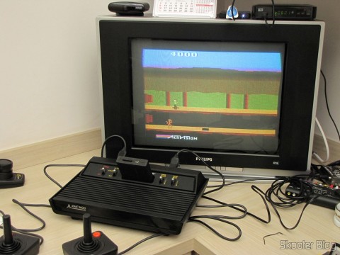 Atari 2600 utilizando o US Universal Deluxe Cable Ready TV Switchbox