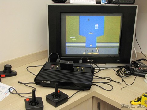 Atari 2600 utilizando o US Universal Deluxe Cable Ready TV Switchbox