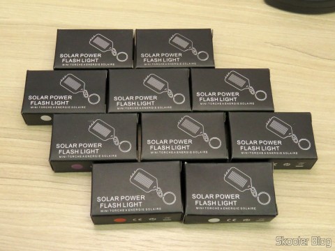 AliExpress: Mais 10 Chaveiros com Mini-Lanterna com 3 LEDs Recarregável com Luz Solar 6 10 Chaveiros com Mini-Lanterna com 3 LEDs Recarregável com Luz Solar, em suas respectivas embalagens