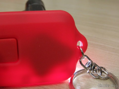 AliExpress: Mais 10 Chaveiros com Mini-Lanterna com 3 LEDs Recarregável com Luz Solar 15 Verificando as baterias dos 10 Chaveiros com Mini-Lanterna com 3 LEDs Recarregável com Luz Solar, com ajuda de uma lanterna