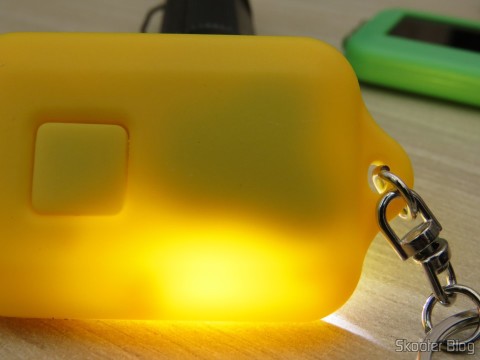 AliExpress: Mais 10 Chaveiros com Mini-Lanterna com 3 LEDs Recarregável com Luz Solar 17 Verificando as baterias dos 10 Chaveiros com Mini-Lanterna com 3 LEDs Recarregável com Luz Solar, com ajuda de uma lanterna