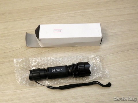Lanterna Ultrafire 503B 860 lúmens, 5 Modos, Branca, com Zoom, LED Cree XM-L T6, e sua embalagem