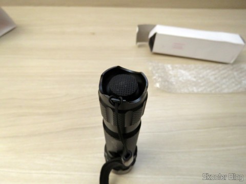 Detalhe do botão da Lanterna Ultrafire 503B 860 lúmens, 5 Modos, Branca, com Zoom, LED Cree XM-L T6