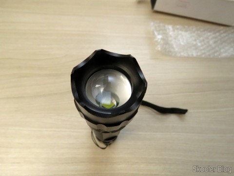Detalhe da lente da Lanterna Ultrafire 503B 860 lúmens, 5 Modos, Branca, com Zoom, LED Cree XM-L T6