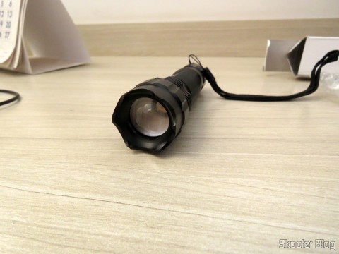 Detalhe da lente da Lanterna Ultrafire 503B 860 lúmens, 5 Modos, Branca, com Zoom, LED Cree XM-L T6