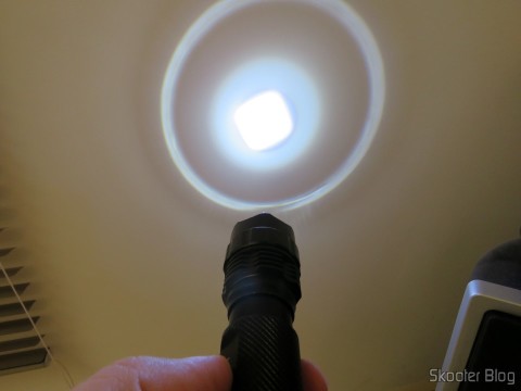 Lanterna Ultrafire 503B 860 lúmens, 5 Modos, Branca, com Zoom, LED Cree XM-L T6, em funcionamento