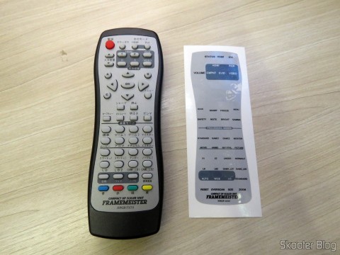 Controle Remoto do Framemeister XRGB Mini e o adesivo com os textos em inglês