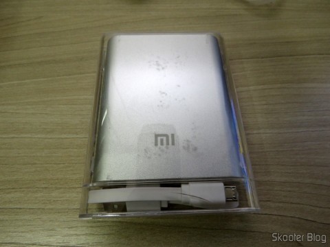 XIAOMI Genuine 10400mAh USB Mobile Power Source Bank w/ 4-LED Indicators - Silver + White em seu estojo acrílico