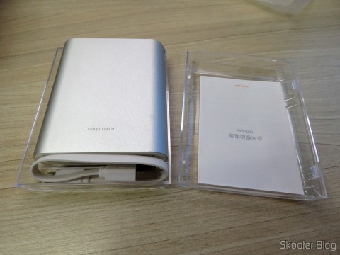 XIAOMI Genuine 10400mAh USB Mobile Power Source Bank w/ 4-LED Indicators - Silver + White em seu estojo acrílico