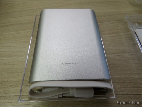 XIAOMI Genuine 10400mAh USB Mobile Power Source Bank w/ 4-LED Indicators - Silver + White em seu estojo acrílico