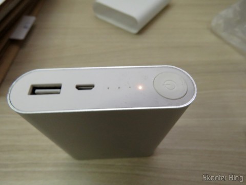 XIAOMI Genuine 10400mAh USB Mobile Power Source Bank w/ 4-LED Indicators - Silver + White em funcionamento